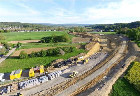 Aus luftiger Höhe ist dieser Tage der Fortschritt des dritten Abschnitts der Ortsteilverbindungsstraße um Nöttingen herum zu erkennen. Hier handelt es sich um die Anbindung an die Lailingstraße.