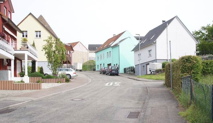 Auf ein Neues: Die Brunnenrainstraße in Dürrn soll nun doch saniert werden. Der Gemeinderat stimmte dafür, die bereits vorhandenen Planungen zu aktualisieren.