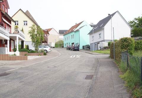 Auf ein Neues: Die Brunnenrainstraße in Dürrn soll nun doch saniert werden. Der Gemeinderat stimmte dafür, die bereits vorhandenen Planungen zu aktualisieren.