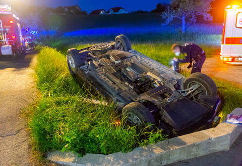 Der BMW landete auf dem Dach, beide Insassen wurden verletzt.