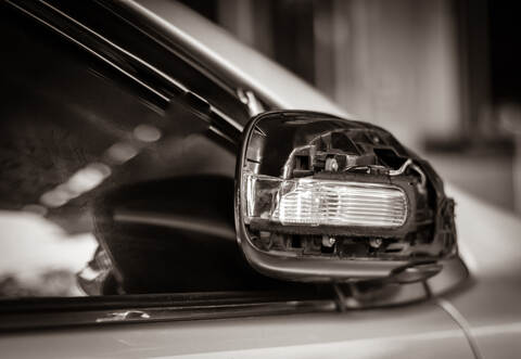 Von den jungen Männern wurden unter anderem auch Autos beschädigt.