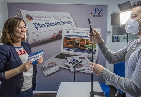 Redakteurin Katharina Lindt begleitet den Golden Sunday in den Sozialen Medien der PZ. Hier wird sie gerade für eine Instagram-Story von Redakteur Maximo González gefilmt.