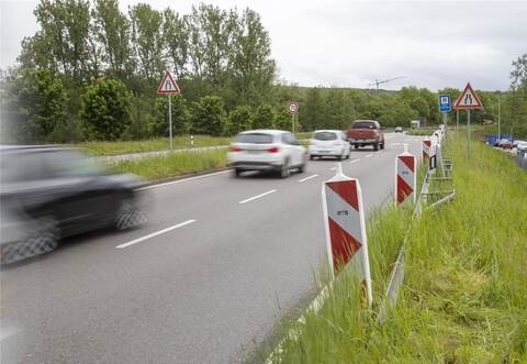 Sperrschilder sind schon da: Für den Bau der ersten von zwei neuen B10-Brücken wird die Verzahnung ab der Atlantis-Kreuzung bei Niefern auf eine Spur verkürzt. Im Sommer 2024 sollen vier Streifen über die Enz führen.