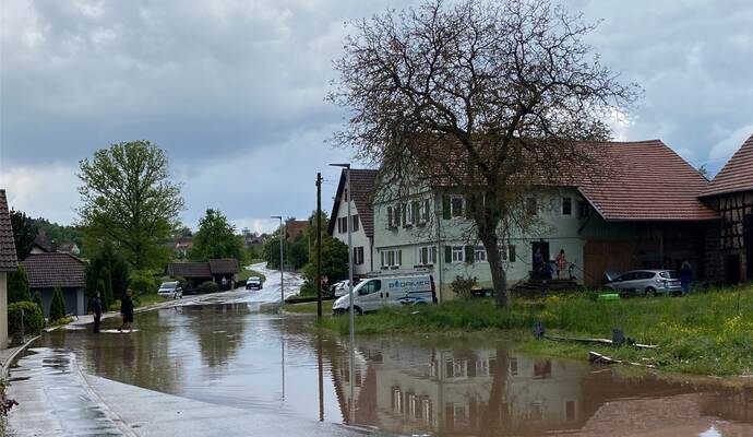 Anfang Juni flutete ein Starkregenereignis Keller und Straßen in Oberlengenhardt. Foto: Feuerwehr Schömberg/PZ-Archiv Anfang Juni flutete ein Starkregenereignis Keller und Straßen in Oberlengenhardt. Foto: Feuerwehr Schömberg/PZ-Archiv