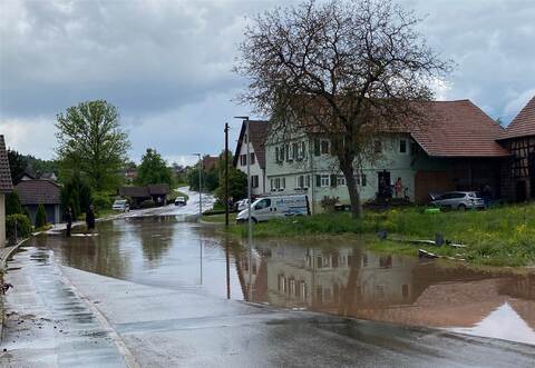 Anfang Juni flutete ein Starkregenereignis Keller und Straßen in Oberlengenhardt. Foto: Feuerwehr Schömberg/PZ-Archiv