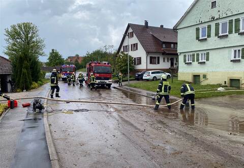 Nach einem Starkregen an Fronleichnam hatte die Feuerwehr in Oberlengenhardt alle Hände voll zu tun. Auch Keller und Garagen liefen voll. Archivfoto: Freiwillige Feuerwehr Schömberg