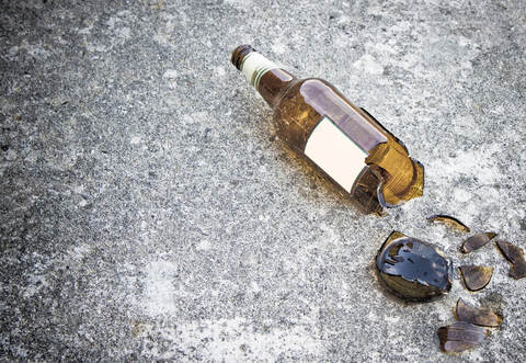 Der Mann wollte die abgebrochene Bierflasche zunächst nicht aus der Hand legen.