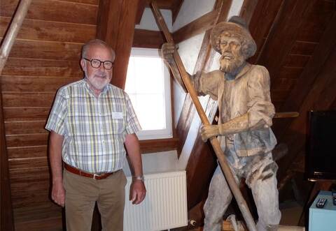 Vorsitzender Wolfgang Plappert neben der geschnitzten Flößerfigur, die früher auf dem Lindenplatz stand.