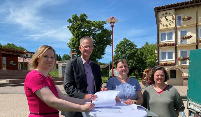 Unterzeichnen den Kooperationsvertrag: (von links) Jana Obert, Christoph Schaack, Manuela Riedling und Daniela Straub. Unterzeichnen den Kooperationsvertrag: (von links) Jana Obert, Christoph Schaack, Manuela Riedling und Daniela Straub.