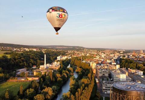Der Heißluftballon am Himmel über Pforzheim, rechts unten im Bild das Gasometer.