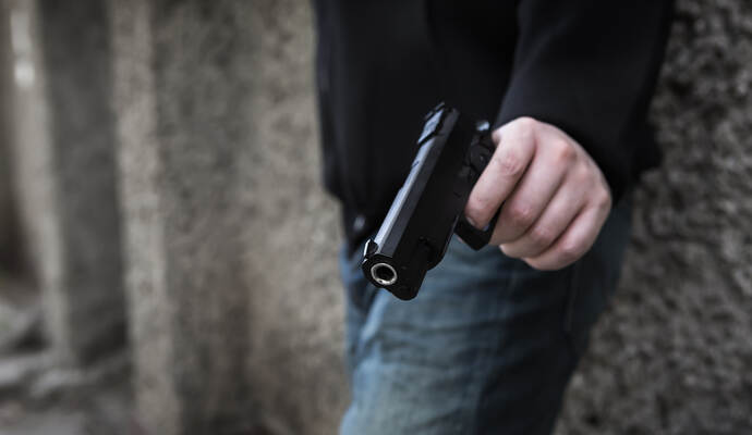 Zeugen alarmierten die Polizei als der Mann bewaffnet in sein Auto stieg.