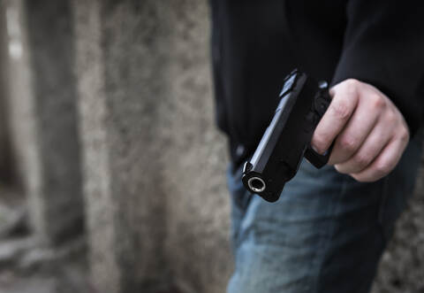 Zeugen alarmierten die Polizei als der Mann bewaffnet in sein Auto stieg.