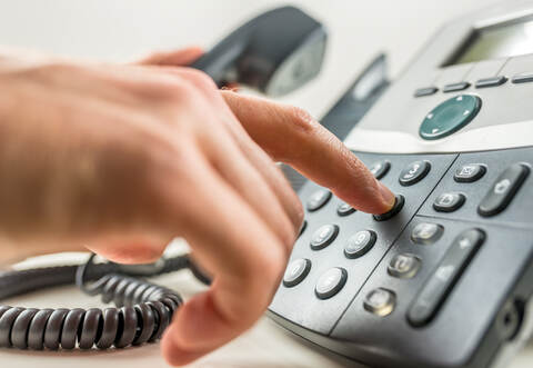 Erst als falscher Enkel und dann als falsche Polizisten haben Betrüger in Knittlingen bei einer älteren Person angerufen.