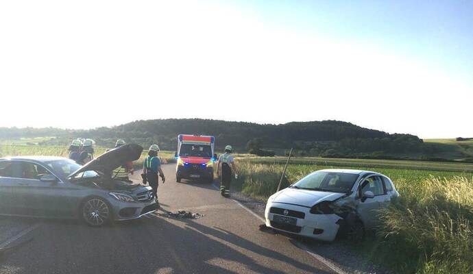 Frontal zusammengestoßen sind am Freitagmorgen zwischen Heimsheim und Tiefenbronn ein Mercedes und ein Fiat.