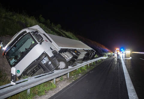 LKW kippt auf der A8 im Graben um und verkeilt sich in Leitplanke