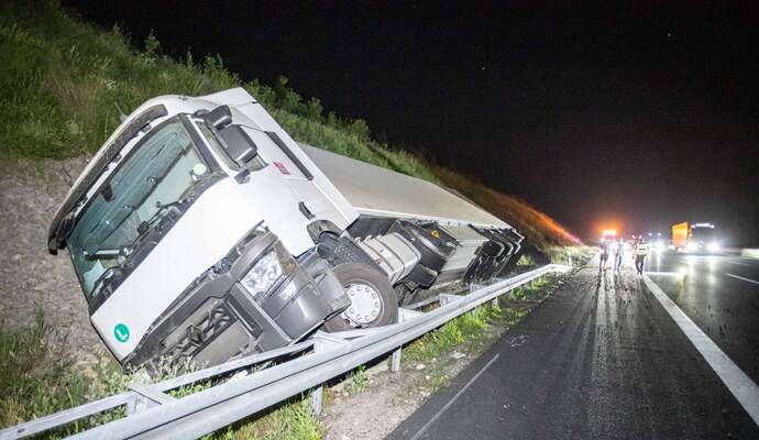 LKW kippt auf der A8 im Graben um und verkeilt sich in Leitplanke