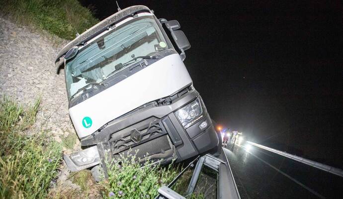 LKW kippt auf der A8 im Graben um und verkeilt sich in Leitplanke