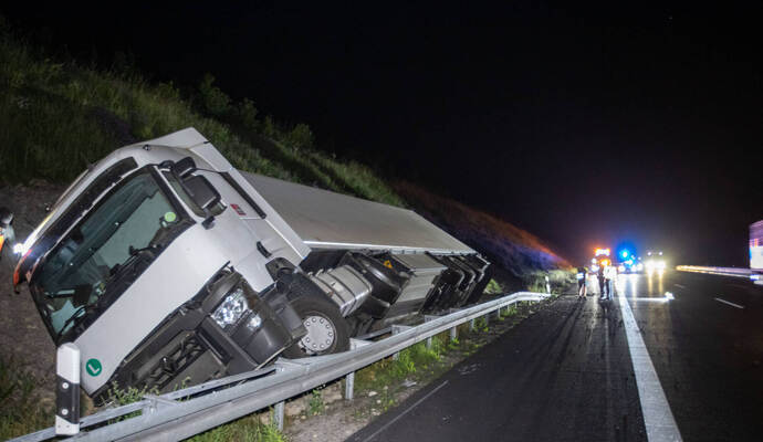 LKW kippt auf der A8 im Graben um und verkeilt sich in Leitplanke