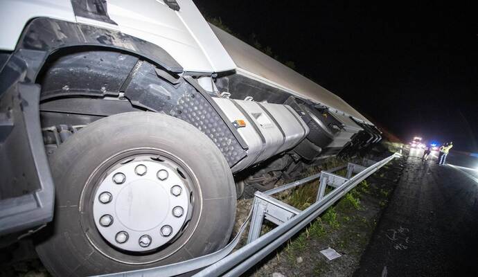 LKW kippt auf der A8 im Graben um und verkeilt sich in Leitplanke