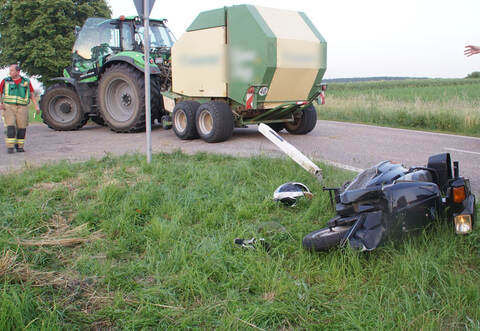 Muehlacker-Grossglattbach: schwerer Verkehrsunfall zwischen Roller und Trakor - Person in Lebensgefahr