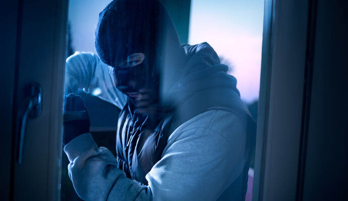 Unbekannte Täter sind am frühen Freitagmorgen gegen 4.10 Uhr in ein Firmengebäude im Industriegebiet Wimsheim eingebrochen,