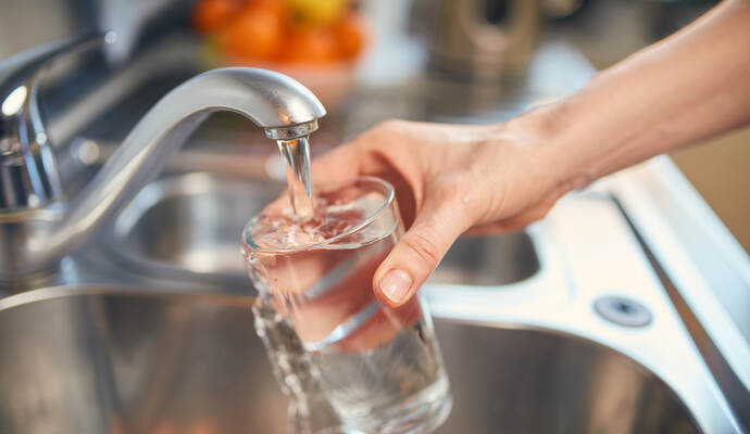 Dem Trinkwasser wird eine geringe Menge Natriumchlorbleichlauge zudosiert. Ein Abkochen des Trinkwassers ist nicht erforderlich.
