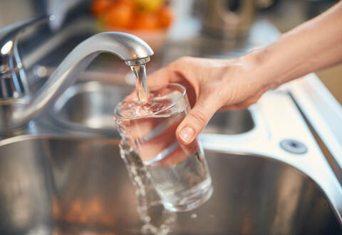 Dem Trinkwasser wird eine geringe Menge Natriumchlorbleichlauge zudosiert. Ein Abkochen des Trinkwassers ist nicht erforderlich.