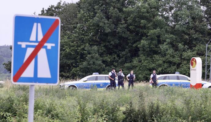 An der bei Niefern gelegenen A8-Raststätte kontrolliert die Polizei Autos. An der bei Niefern gelegenen A8-Raststätte kontrolliert die Polizei Autos.