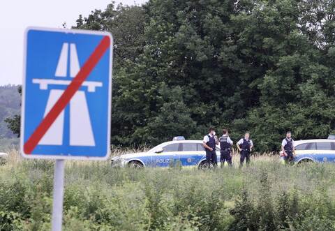 An der bei Niefern gelegenen A8-Raststätte kontrolliert die Polizei Autos.