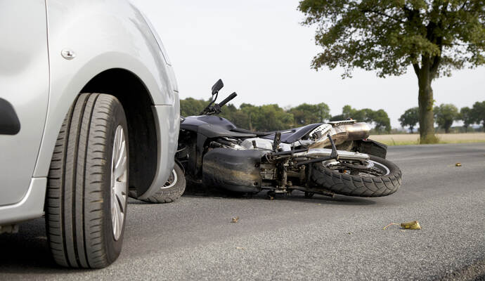 Nach derzeitigem Stand der Ermittlungen nahm ein Autofahrer dem Motorradfahrer die Vorfahrt, welcher seinerseits vorschriftswidrig einen anderen Wagen überholte, der verkehrsbedingt wartete. Nach derzeitigem Stand der Ermittlungen nahm ein Autofahrer dem Motorradfahrer die Vorfahrt, welcher seinerseits vorschriftswidrig einen anderen Wagen überholte, der verkehrsbedingt wartete.