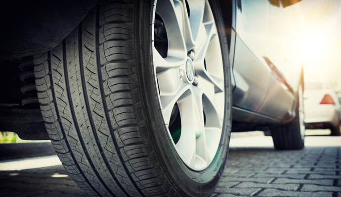 An Autoreifen (Symbolbild) machten sich Unbekannte in Wimsheim und Friolzheim zu schaffen. Car tire close up, parked car low angle shot