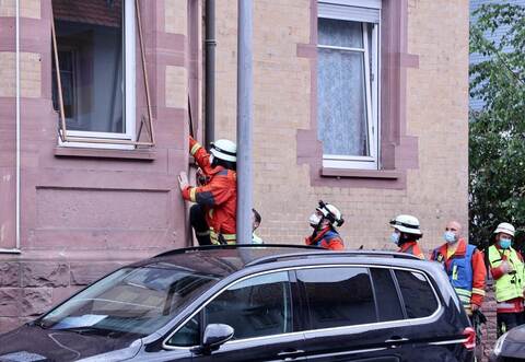 Gasgeruch hat am Mittwochmittag einen Großeinsatz in der Neuenbürger Stadtmitte ausgelöst.