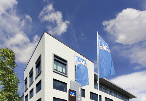 Die VR Bank Enz plus will sich mit der Volksbank Karlsruhe Baden-Baden zusammenschließen.