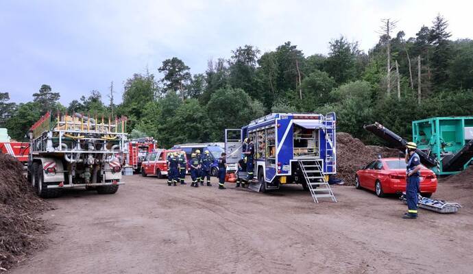 Nach entsprechenden Hinweisen wurde die Jauchegrube auf dem Hof mithilfe andere Landwirte aus Remchingen abgepumpt.