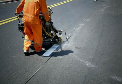 Zwischen Neuenbürg und Straubenhardt sowie zwischen Eisingen und Pforzheim wird auf den Landstraßen am Montag und Dienstag an den Markierungen gearbeitet.