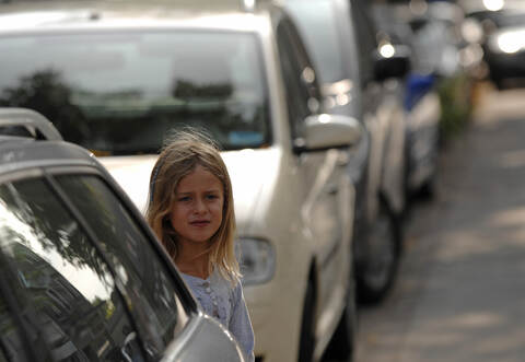 Eine Neunjährige wurde in Wilferdingen von einem vorbeifahrenden Bus im Bereich ihres Schulranzens angefahren und stürzte.