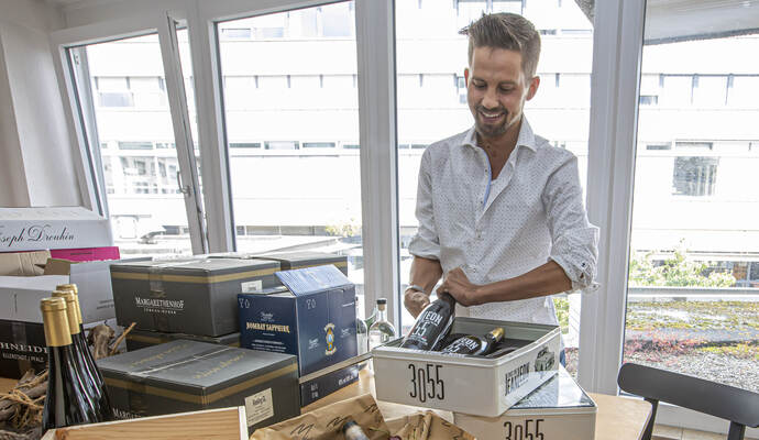 Maximilian Müssle packt schon einmal ein Weinset für einen Golden-Sunday-Kunden ein. Golden Sunday Vinothek Müssle
