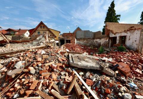 Komplett eingebrochen ist am Sonntagabend ein Dachstuhl in der Weiherstraße in Kieselbronn.
