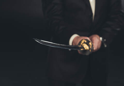 Der Mann benutzte das Schwert glücklicherweise nicht aber verletzte die Beamten jedoch mit Fußtritten.