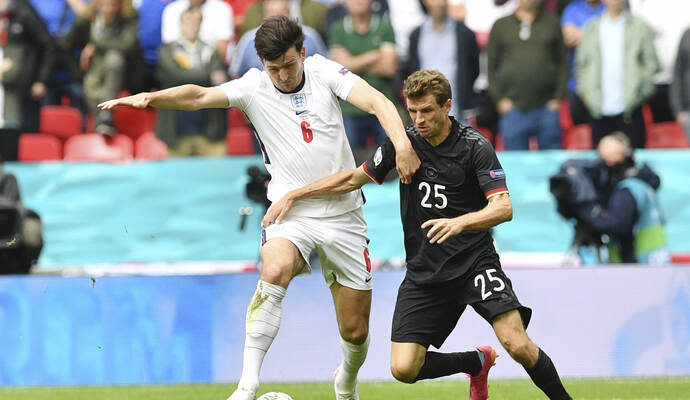 Englands Harry Maguire (links) und Deutschlands Thomas Müller kämpfen um den Ball. Fußball EM - England - Deutschland