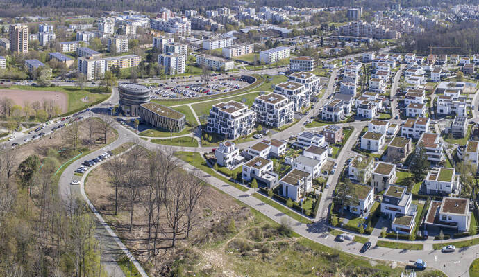 Wo heute das Sportfeld an der Buckenbergschule liegt, sollen in Zukunft zwei weitere Schulen ihren Standort haben: die Bohrain s Luftbild Tiergarten Hannah-Arendt-Straße