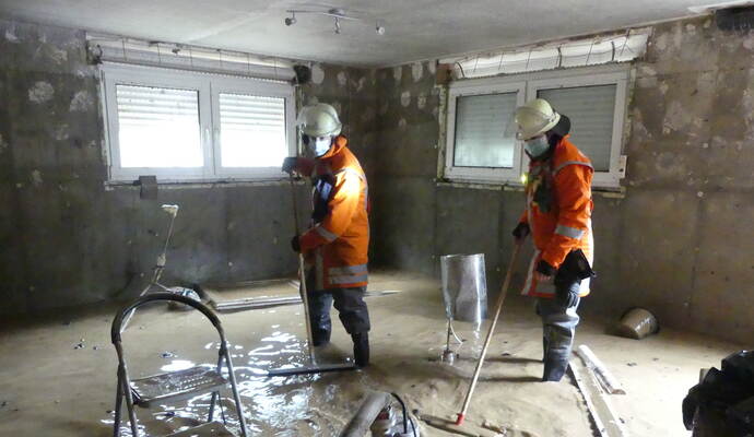 Erneut musste die Feuerwehr in Karlsbad zahlreiche Keller auspumpen. Erneut musste die Feuerwehr in Karlsbad zahlreiche Keller auspumpen.