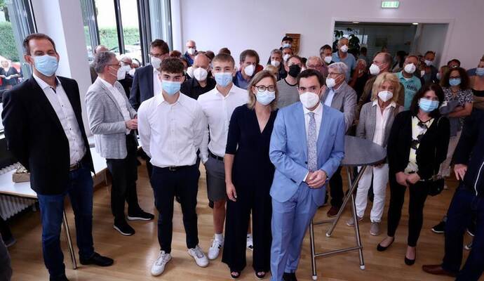 Gespannt wartete Steffen Bochinger (blauer Anzug) am Sonntagabend im Ellmendinger Rathaus auf das Ergebnis der Bürgermeisterwahl. Gespannt wartete Steffen Bochinger (blauer Anzug) am Sonntagabend im Ellmendinger Rathaus auf das Ergebnis der Bürgermeisterwahl.