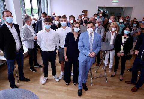 Gespannt wartete Steffen Bochinger (blauer Anzug) am Sonntagabend im Ellmendinger Rathaus auf das Ergebnis der Bürgermeisterwahl.