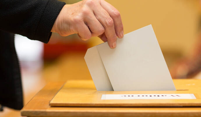 Stimmzettel in Wahlurne