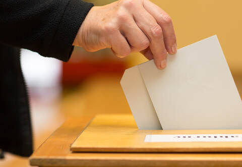 Stimmzettel in Wahlurne