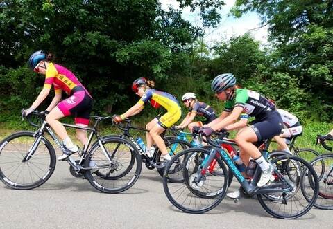 Fuhr bei den deutschen Nachwuchsmeisterschaften ein starkes Rennen: Leah Augenstein (links) vom RSV Schwalbe Ellmendingen.