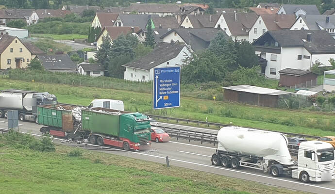 Der Unfall ereignete sich auf dem rechten Fahrstreifen. Der Unfall ereignete sich auf dem rechten Fahrstreifen.