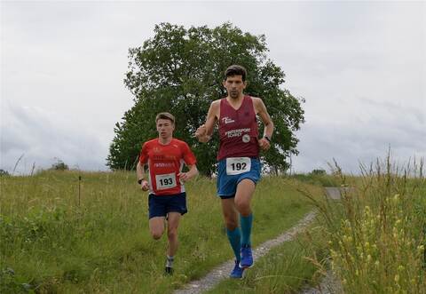 Hier hat Jens Santruschek (rechts) noch die Nase vorn. Im Ziel dann der Gesamtsieger Domenik Hahn.