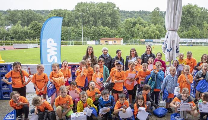 Stolz präsentieren einige der Kinder ihre Urkunden, mit ihnen freuen sich (hinten von links) Sandra Baar vom Badischen Leichtathletikverband sowie Nieferns Übungsleiterinnen Claudia Kraftzik, Melanie Gräßle, Daniela Kohl und Alicia Meißner. Stolz präsentieren einige der Kinder ihre Urkunden, mit ihnen freuen sich (hinten von links) Sandra Baar vom Badischen Leichtathletikverband sowie Nieferns Übungsleiterinnen Claudia Kraftzik, Melanie Gräßle, Daniela Kohl und Alicia Meißner.